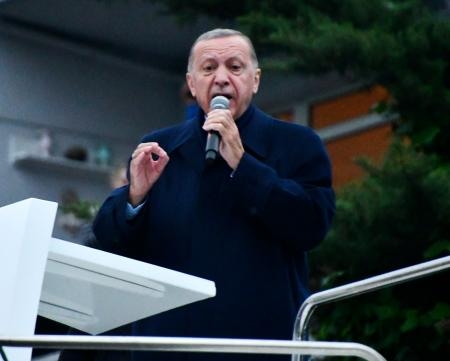　トルコ・イスタンブールの自宅前で演説し、勝利宣言するエルドアン大統領＝２８日（共同）