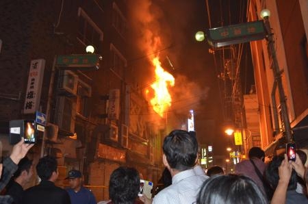 　２０１５年１０月８日、ビルが全焼した火災現場＝広島市中区