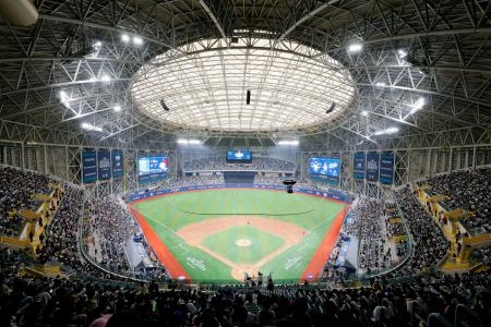 　米大リーグ、ドジャースと韓国プロ野球キウムのプレシーズンゲームが行われたソウルの高尺スカイドーム＝１７日（共同）