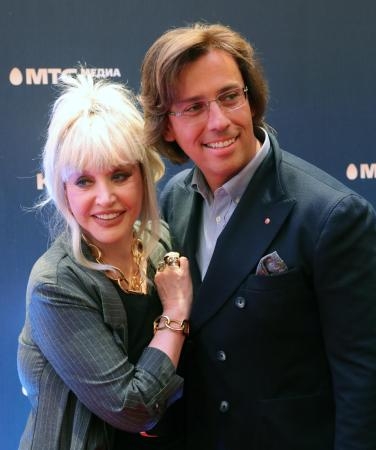 　モスクワで映画の試写会に出席したロシアの歌手アーラ・プガチョワさん（左）と夫の司会者マクシム・ガルキンさん＝２０２１年９月（タス＝共同）