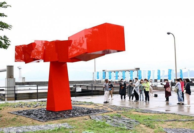 秋会期の会場となる高見島で、報道陣に公開された深紅の巨大彫刻「Ｍｅｒｒｙ　Ｇａｔｅｓ」