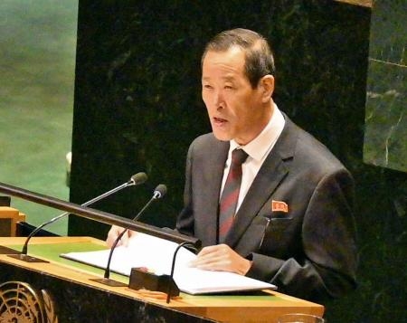 　２６日、米ニューヨークでの国連総会一般討論で演説する北朝鮮の金星国連大使（共同）