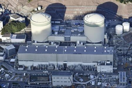 　関西電力高浜原発１号機（右）と２号機＝福井県高浜町