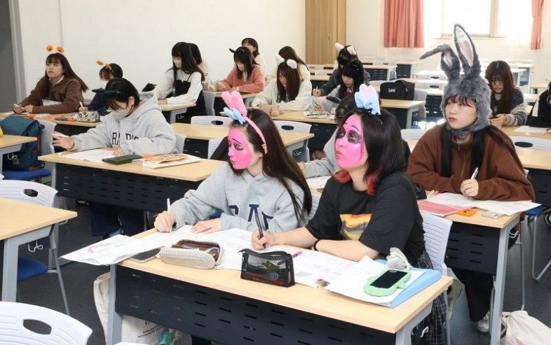 思い思いに仮装して授業を受ける学生たち