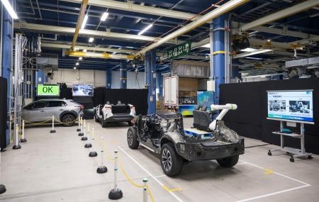 　トヨタ自動車が次世代ＥＶの生産技術として開発する、車を自動運転で走らせながら組み立てる「自走生産」ライン＝愛知県豊田市