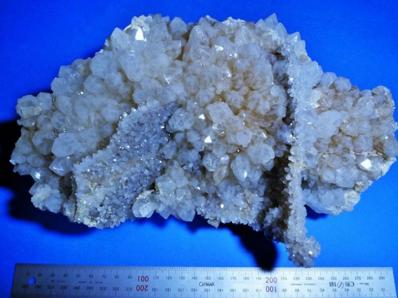 井原市美星町地区の“ガマ”で見つけた巨大水晶クラスター