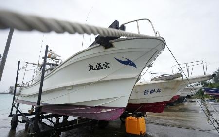 　台風２号に備え、陸に揚げられた船＝５月３１日、沖縄県宮古島市