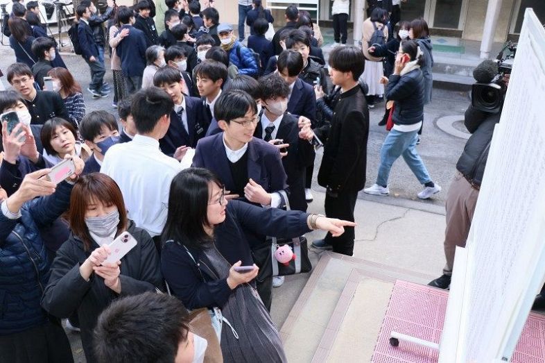 １万５６１人 念願の“春”　岡山県内公立高５５校で合格発表