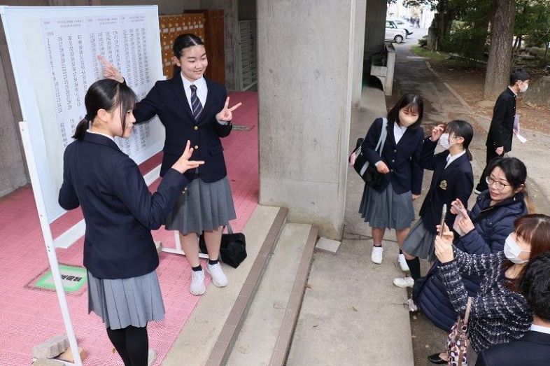 １万５６１人 念願の“春”　岡山県内公立高５５校で合格発表