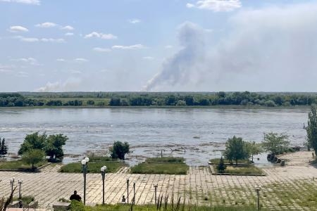 　水位が上昇したドニエプル川＝６日、ウクライナ南部ヘルソン市（共同）