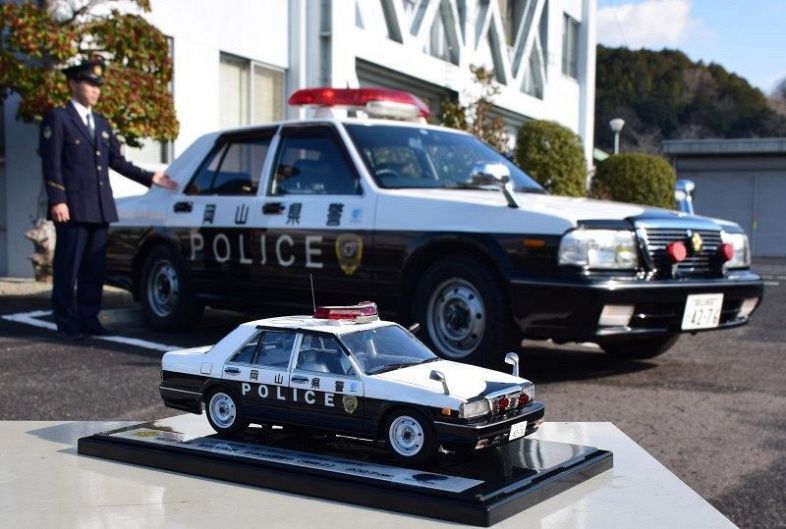 美咲署に贈られたセドリックのプラモデルと現役で活躍する実物の車両