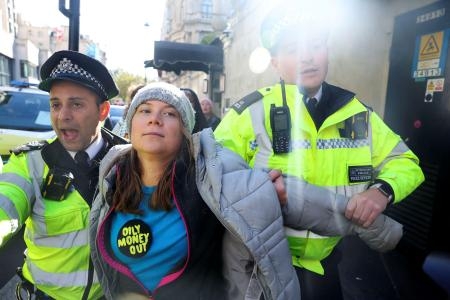 　ロンドンで警察に拘束される環境活動家グレタ・トゥンベリさん＝１７日（ロイター＝共同）