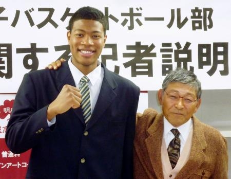 　２０１５年１２月、バスケットボール男子の強豪、米ゴンザガ大を受験すると表明した明成高の八村塁（左）と写真に納まる佐藤久夫さん＝仙台市