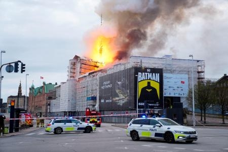 　１６日、火災が発生したデンマーク首都コペンハーゲンの旧証券取引所（Ｒｉｔｚａｕ　Ｓｃａｎｐｉｘ／Ｉｄａ　Ｍａｒｉｅ　Ｏｄｇａａｒｄ提供・ロイター＝共同）