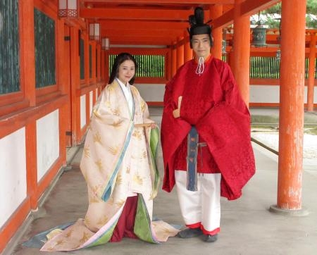 　大河ドラマ「光る君へ」の撮影が始まり、抱負を語る吉高由里子さん（左）と柄本佑さん＝２８日午後、京都市左京区の平安神宮