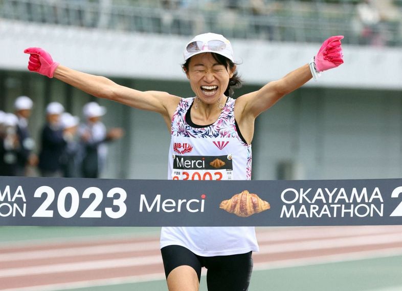 おかやまマラソンで女子のトップでゴールする篠崎理紗さん