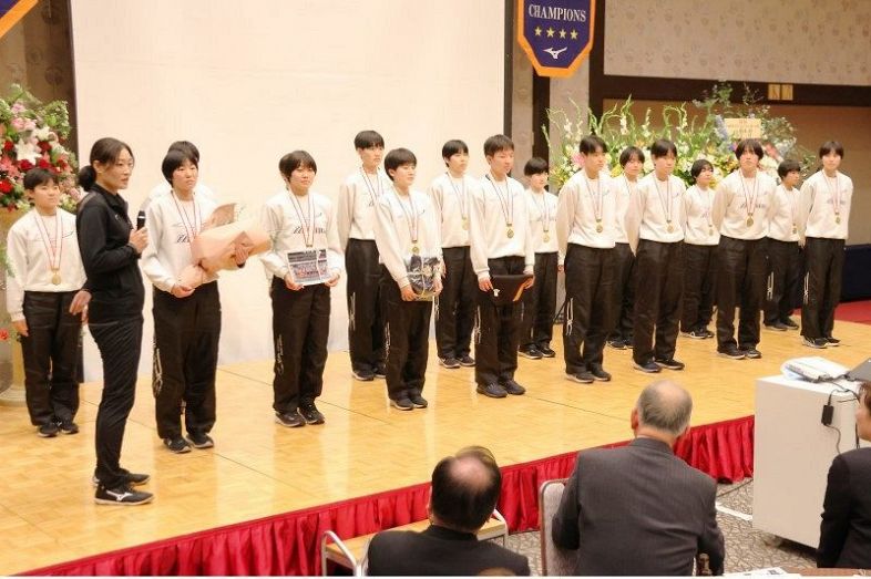 全日本高校選手権で２大会ぶり５度目の優勝を飾った選手たち＝岡山市内
