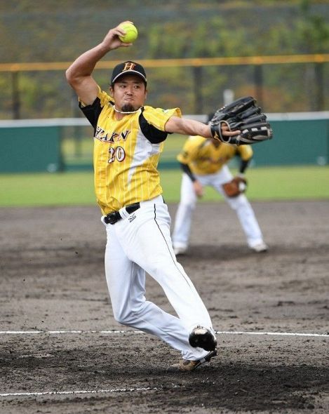 ９月の日本リーグで力投する松田光。投打の二刀流として長年活躍してきた