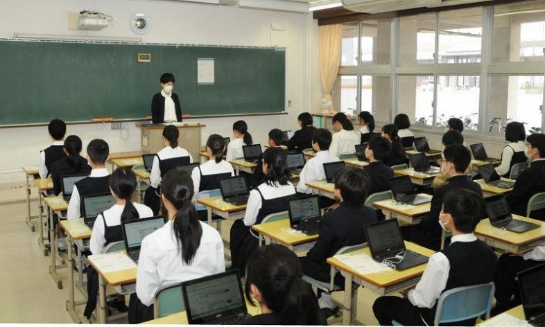 岡山県教委の独自テストに臨む大安寺中等教育学校の生徒