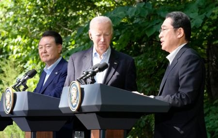 　日米韓首脳会談を終え、共同記者会見する（右から）岸田首相、バイデン米大統領、韓国の尹錫悦大統領＝１８日、米ワシントン近郊・キャンプデービッド（共同）