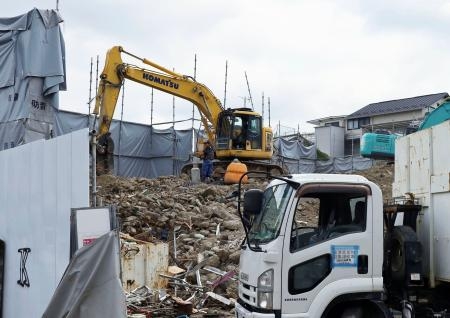 　建物がほぼ取り壊された光華寮。がれきが山積みになっている＝２７日午前、京都市左京区