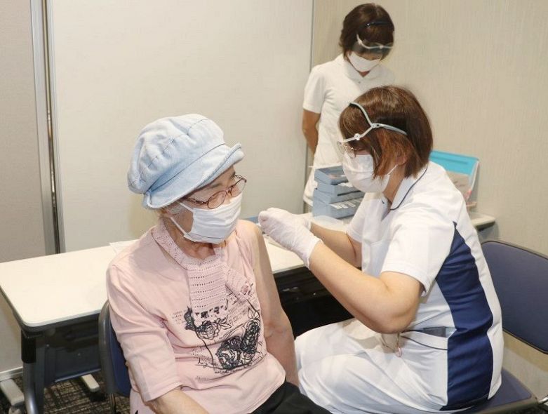 オミクロン対応の新ワクチンの接種を受ける女性＝岡山市立市民病院