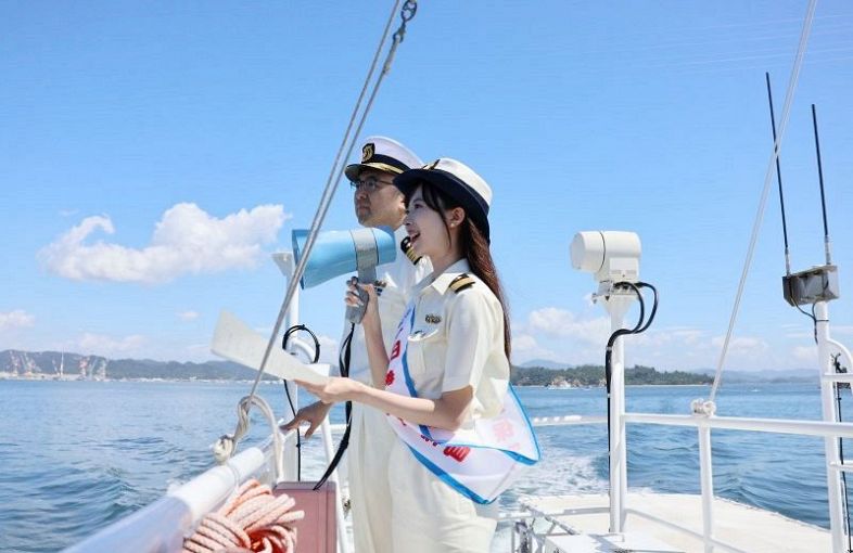 「たまなみ」から海難事故防止を呼びかける横山さん（右）と長澤部長