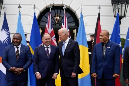 　米ホワイトハウスで、クック諸島のブラウン首相（左から２人目）ら太平洋の島しょ国の首脳と写真に納まるバイデン大統領（右から２人目）＝２５日、ワシントン（ＡＰ＝共同）