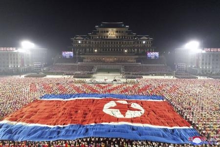 　北朝鮮建国の記念日を迎え、平壌の金日成広場に登場した巨大な国旗＝２０２１年９月９日未明（朝鮮中央通信＝共同）