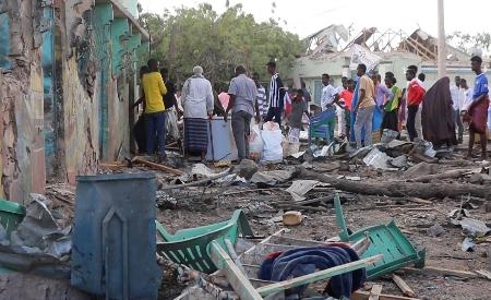 　ソマリア中部ベレトウェインで発生した車両爆発の現場近くの様子＝２３日（ゲッティ＝共同）