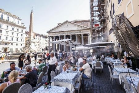 　イタリア・ローマで、飲食店の客が屋外で涼を取るため設置された噴霧器＝８月１９日（ゲッティ＝共同）