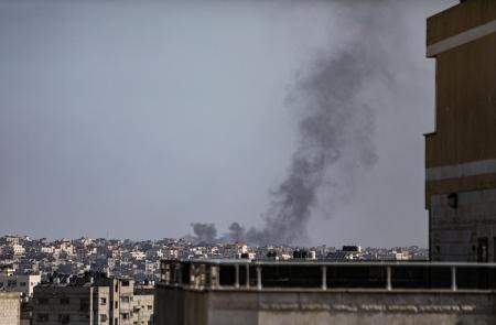 　１１日、パレスチナ自治区ガザ北部で、イスラエルの攻撃によって立ち上がる煙（ゲッティ＝共同）