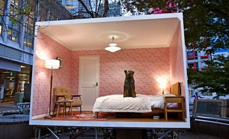 　１日限定で公開された「忠犬ハチ公」の寝室＝１２日、東京・渋谷駅前