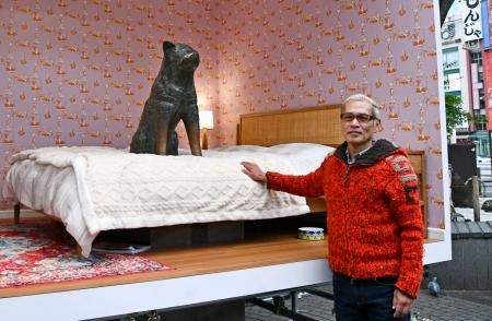 　生誕１００年を迎えた「忠犬ハチ公」の部屋を制作した現代アーティストの西野達さん＝１２日、東京・渋谷駅前