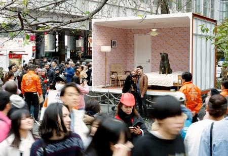 忠犬ハチ公、１日限定の寝室公開　渋谷の銅像周囲に設置