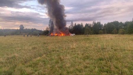 　２３日、モスクワ北西のトベリ州内に墜落したジェット機（ワグネル提供・ゲッティ＝共同）
