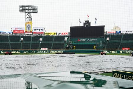 　２日連続天候不良で選抜高校野球大会第６日が順延となった甲子園球場＝２４日