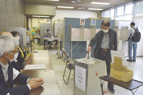 岡山県議選、岡山市議選の期日前投票で一票を投じる有権者＝同市北区役所