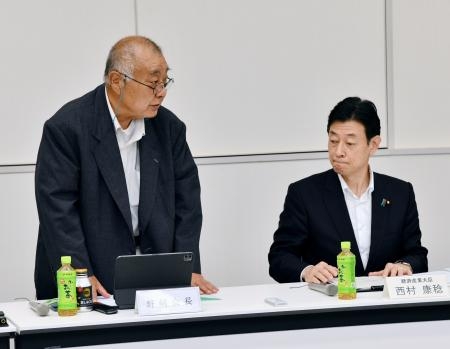 　福島県漁業協同組合連合会を訪れた西村経産相（右）。野崎哲会長（左）は海洋放出への反対意見を述べた＝１１日午後、福島県いわき市