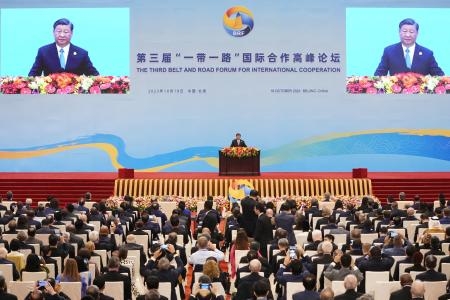 　２０２３年１０月、北京の人民大会堂で開催された「一帯一路」の国際会議で演説する中国の習近平国家主席（共同）