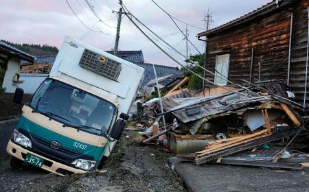 　地震による大きな被害を受けた石川県輪島市の住宅地。トラックが道路に埋もれていた＝５日午前７時９分