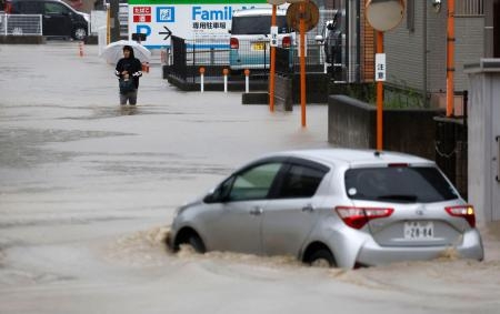 　大雨の影響で冠水した和歌山市内の道路＝２日午後３時５８分