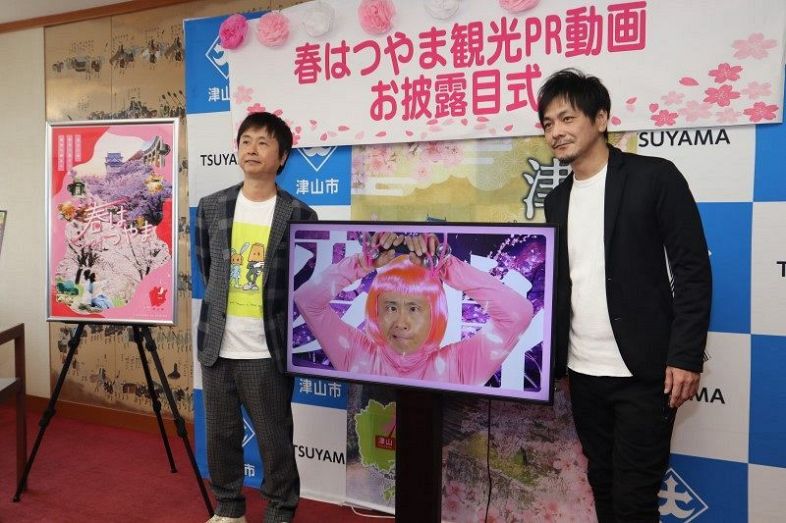 完成した観光ＰＲ動画を披露する次長課長の河本さん（左）、井上さん