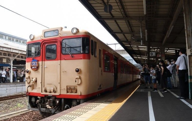 １日限定で運行され、鉄道ファンが楽しんだ急行「砂丘」の再現列車＝ＪＲ岡山駅