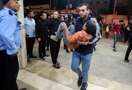 　１２日、パレスチナ自治区ガザ南部ハンユニスの病院に運び込まれる負傷者（ゲッティ＝共同）