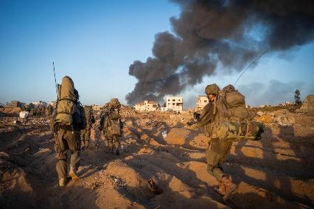 　パレスチナ自治区ガザで配置につくイスラエル兵ら（イスラエル軍提供、ロイター＝共同）