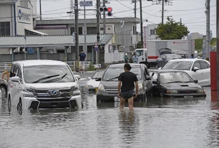 　大雨で冠水した愛知県豊川市の道路で、水没した多くの車両＝６月３日