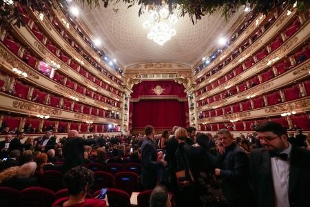 　イタリア・ミラノでオペラが披露される劇場＝７日（ＡＰ＝共同）
