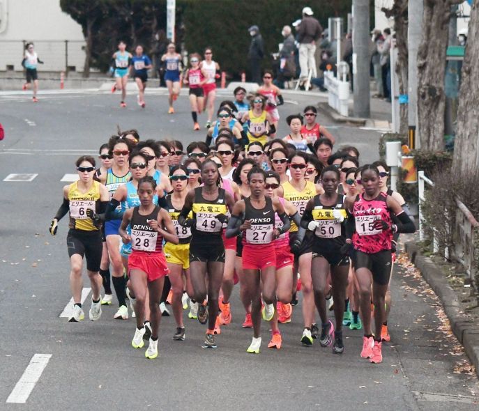 岡山市街地を舞台に先頭争いを繰り広げる選手たち＝昨年の第４１回大会ハーフマラソン
