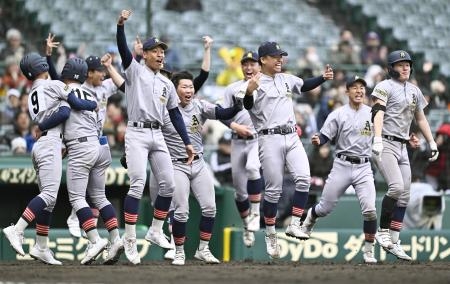 　京都国際にサヨナラ勝ちし、跳び上がって喜ぶ青森山田の選手たち＝甲子園
